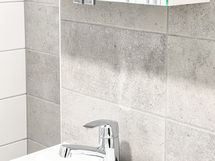 Tyylikkäät pinnat. Kylpyhuoneeseen mahtuu  pesutroni.