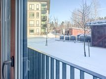 Rauhallinen sijainti, talo on päättyvän tien varressa. Näkymät sisäpihan suuntaan.