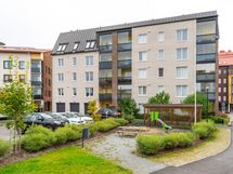 Taloyhtiön viihtyisä sisäpiha ja leikkipaikka