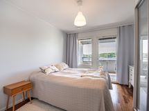 Kolmannesta makuuhuoneesta kuljetaan parvekkeelle