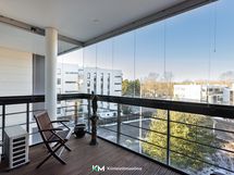 olohuoneesta käynti lasitetulle parvekeelle