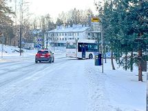 Lähin bussipysäkki on aivan rakennuksen edessä.