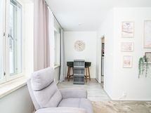 Kodikas olohuone yhdistyy ruokailutilaan