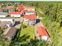 Tontti rajoittuu puistoon kahdelta sivulta.