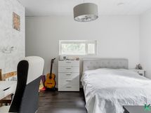 Yläkerran makuuhuone 1