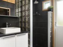 Kylpyhuoneesta käynti ulos terassille, jossa poreallas.