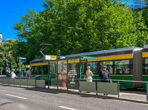 Bussi- ja raitiovaunupysäkit kulman takana.