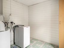 Yhteinen tila yläkerrassa, sauna- kylpyhuone ja pyykinpesu