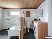 khh, pesuhuoneen yhteydessä