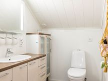 Yläkerran erillinen wc on tilava