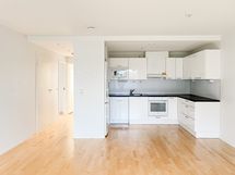 Tyylikäs keittiö on hyvin varustettu mm. astianpesukoneella ja keraamisella liesitasolla.