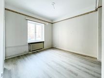 Juuri pintaremontoitu ensimmäisen kerroksen koti katutason yläpuolella.