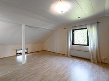 2. huone ikkunan suuntaan