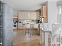 Olohuone/ rt, keittiö.