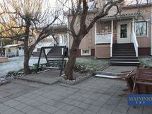 Talon suojaisa piha-alue tuo omakotitaloasumisen parhaita puolia esiin.