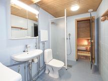 Tilava, laatoitettu kylpyhuone.