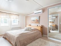 yläkerran makuuhuoneesta käynti parvekkeelle