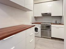 Keittokomero on hyvin varustettu mm. astianpesu- ja pyykinpesukoneilla.