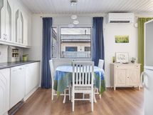 Keittiöön mahtuu kivasti iso pöytä