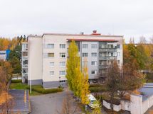 Talo sisäpihan puolelta