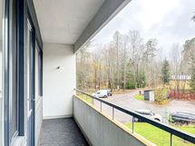 Parvekkeelta näkymät ovat luoteeseen.