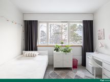 Tämän makuuhuoneen ikkuna on idän suuntaan.