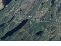 Luonnonläheinen alue omassa rauhassa, jossa naapureihin sopiva etäisyys.