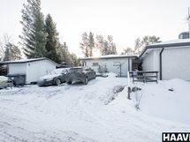 Talon takana varasto sekä lisää paikkoja autoille.