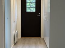 Eteinen, vasemmalla makuuhuone