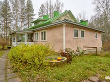 Vaaleanpunainen osa on laajennusta.