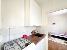 Keittiö on kompakti  sekä varustettu kaasuliedellä ja  astianpesukoneella.