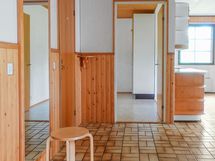 Näkymä eteiskäytävästä keittiön suuntaan