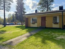 Taustalla parkkipaikka