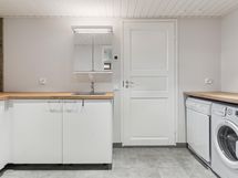 Kodinhoitohuone, josta käynti autotalliin