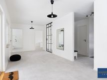 Aulasta on käynti takaterassille.