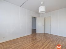 Olohuone ja ovi eteiseen