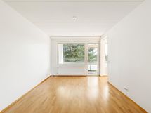 Olohuoneesta käynti lasitetulle parvekkeelle.