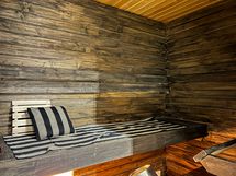 Sauna on maalattu tummaksi mikä luo ihanaa tunnelmaa.