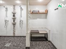 Alakerran suihkutila ja pukeutumistila