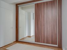 eteisessä tilava liukuovikaapisto