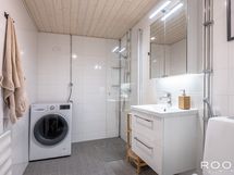 Taloyhtiön kylpyhuone/WC-tilat ovat saaneet modernin ilmeen vuonna 2018 toteutetussa remontissa.