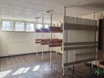 Yleisö naulakot eteisessä