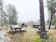 Taloyhtiön piha-aluetta, hyvät ulkoilumahdollisuudet vieressä.