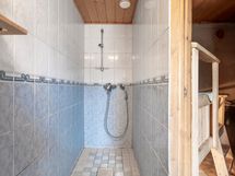 Yhteinen tila yläkerrassa, sauna- kylpyhuone ja pyykinpesu