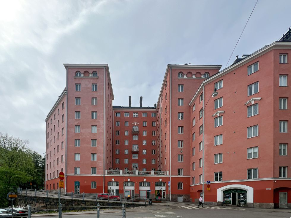 Marjatan talo on rakennettu vuonna 1927 jykevästi omalle tontilleen! Taloyhtiötä on hoidettu hyvin.