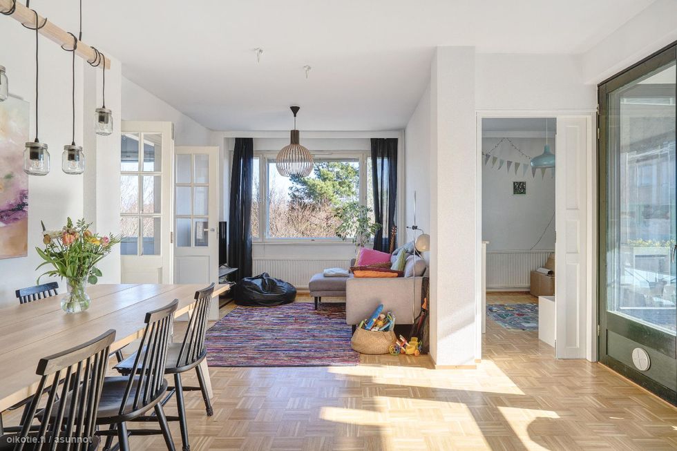 Valoisa olohuone.