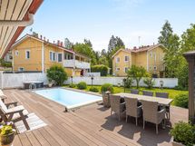 Taloa kiertää 150 m2:n terassi