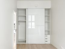 Molemmissa makuuhuoneissa on kiinteä kaapisto.