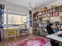 Olohuoneen viereinen huone