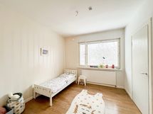 Makuuhuoneen ikkuna suuntaa itään.